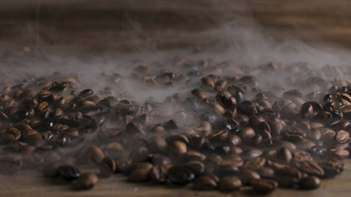 Entstehung frisch gerösteter entkoffeinierter Kaffeebohnen