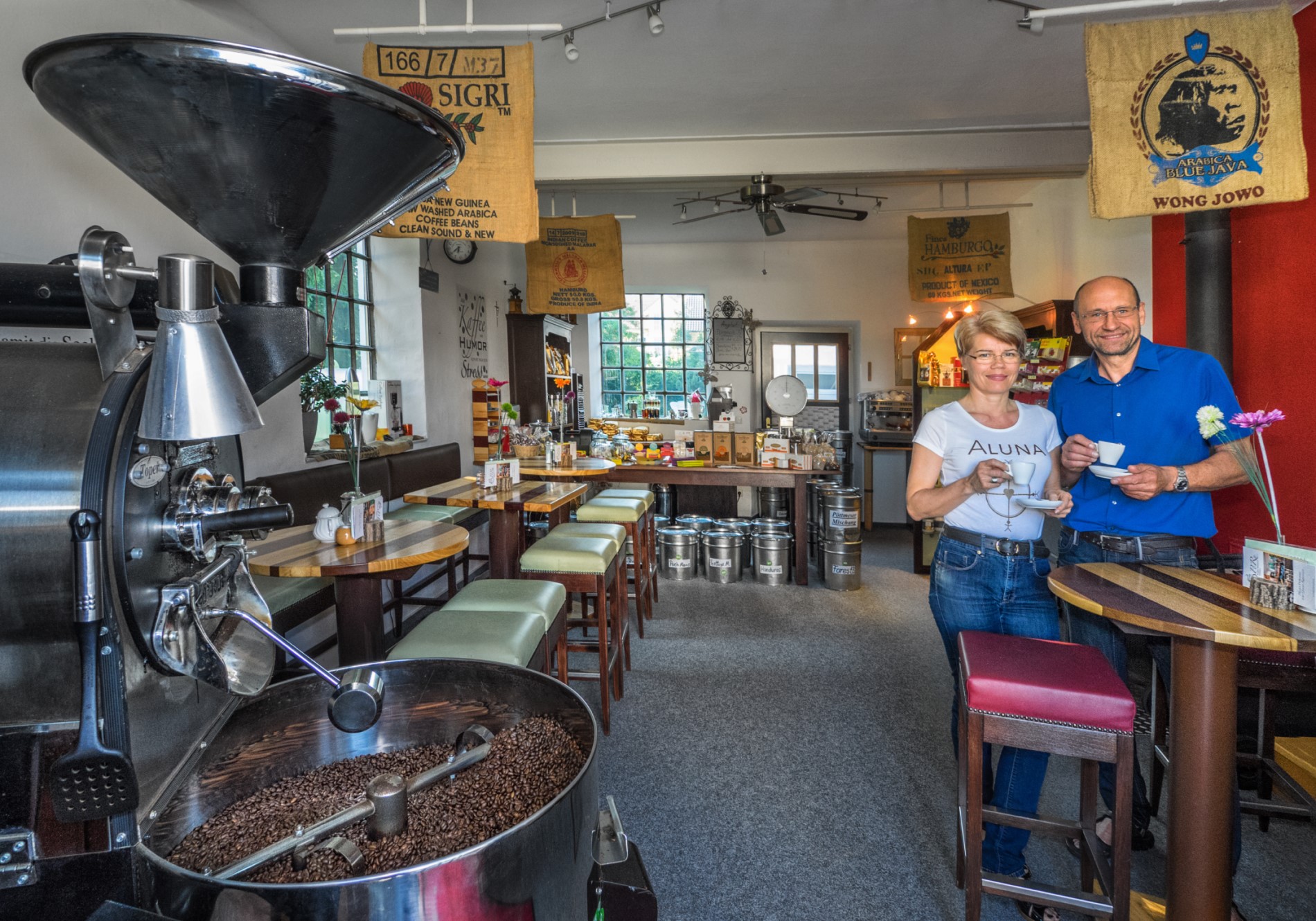 Inhaber im Ladenlokal der Kaffeerösterei PeRu