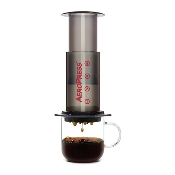 AeroPress Kaffee und Espressozubereiter im Einsatz