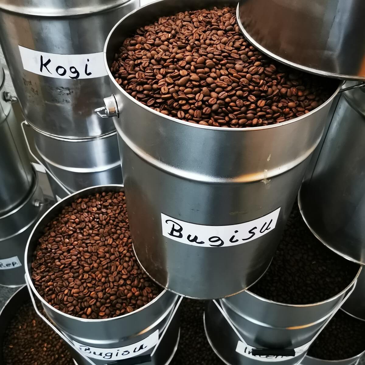 gerösteter Espresso Bugisu in Kaffee Eimern