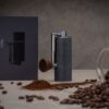 Handkaffeemühle für Espresso Chestnut Nano mit Verpackung und Kaffeebohnen