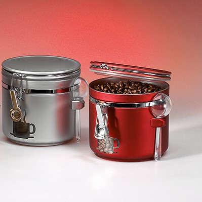 Kaffebehälter in Rot und Silber mit Kaffeebohnen gefüllt