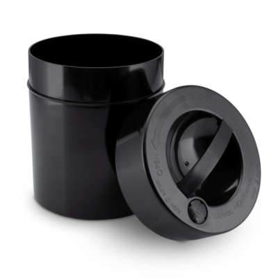 Vakuum Kaffee Aufbewahrungsbehälter in schwarz mit abgenommenem Deckel