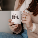 Best Mom Tasse wird von Frau gehalten