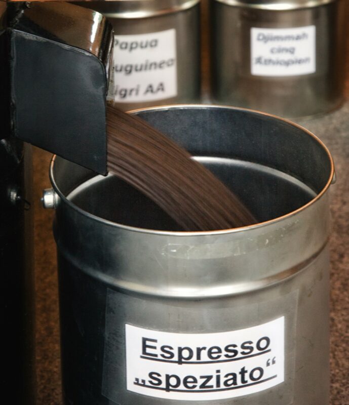 Espressobohnen nach dem Röstvorgang in Kaffeetrommel
