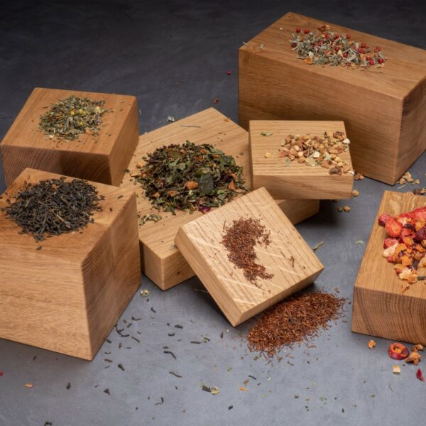verschiedene lose Teesorten auf Holzklötzen verteilt