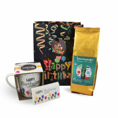 Kaffee Geburtstagsgeschenk mit Tasse und Schokolade vor Geschenktüte