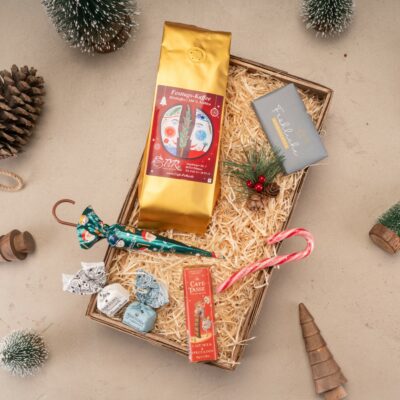 Weihnachtlicher Geschenkkorb mit Kaffee und Schokoladen Moodbild